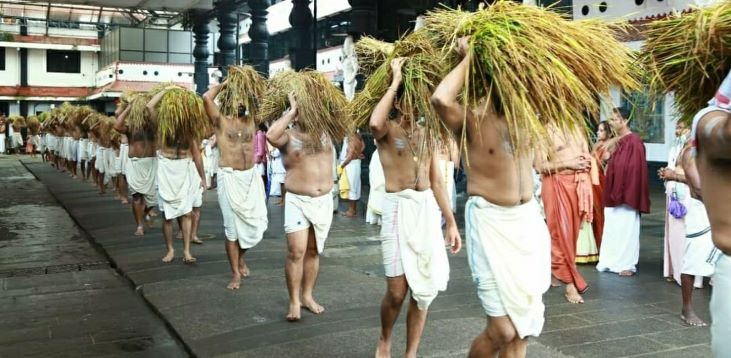 ഭക്തിയുടെ നിറവിൽ ഗുരുവായൂരിൽ ഇല്ലംനിറ