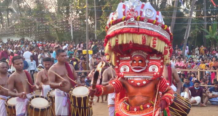 ഭക്തർക്ക്  അനുഗ്രഹം ചൊരിഞ്ഞ് വയനാട്ടുകുലവൻ