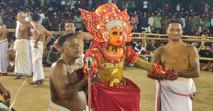 വെള്ളിക്കോത്ത് വയനാട്ടുകുലവൻ ഉത്സവത്തിന് ആയിരങ്ങള്‍