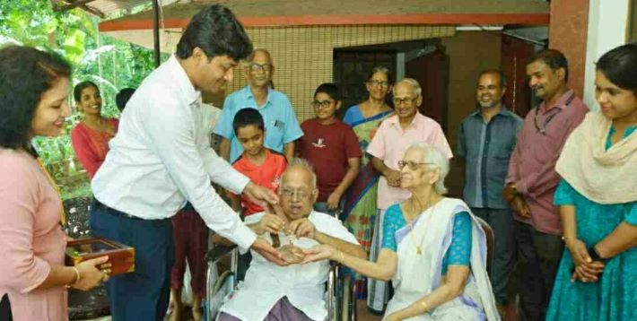 എം.പി.പരമേശ്വരന് പ്രഥമ കേരളശ്രീ പുരസ്‌ക്കാരം സമ്മാനിച്ചു