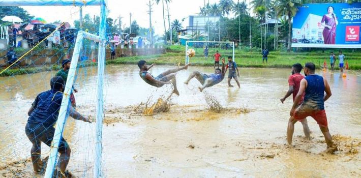 മഴയിലും ചെളിയിലും കാല്‍പ്പന്തുകളിയുടെ ആരവം