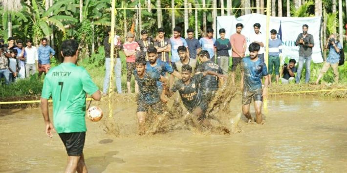 ചെളിയിൽ ആവേശം തീർത്ത് മഡ് ഫുട്ബോൾ ടൂർണമെന്റ്