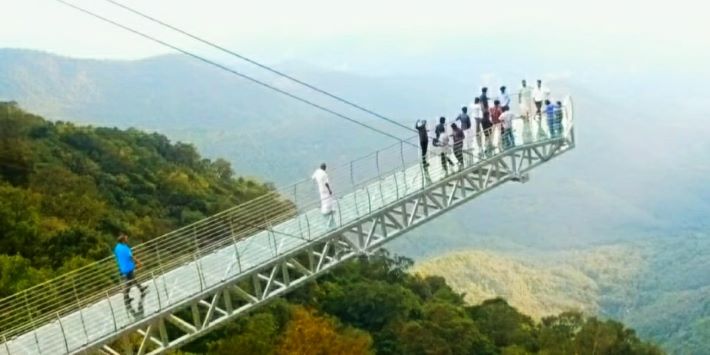 വാഗമണിലേക്ക് വരൂ, ചില്ലുപാലത്തിലൂടെ നടക്കാം