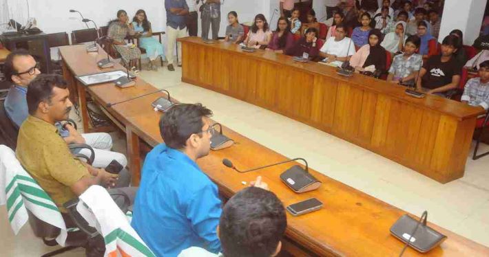 ഐ.എ.എസ്.സ്വപ്നത്തിന് പ്രേരണയായത് എന്താണ് ? ‘മീറ്റ് ദി കളക്ടര്‍’ പരിപാടിയിൽ കൗതുക ചോദ്യങ്ങൾ