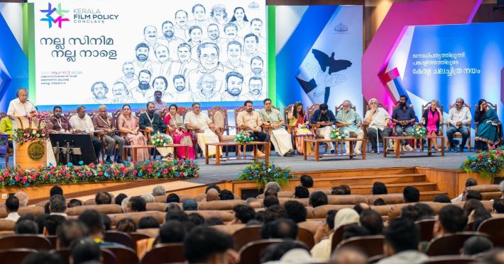 മലയാള സിനിമ  മണ്ണിലുറച്ചു നിന്നു – മുഖ്യമന്ത്രി