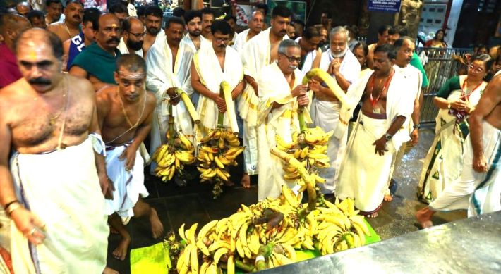 ഗുരുവായൂരപ്പന് ഭക്തർ കാഴ്ചക്കുലകൾ സമർപ്പിച്ചു