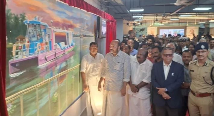 വാട്ടര്‍മെട്രോ പെയിൻ്റിംഗ് മന്ത്രി അനാഛാദനം ചെയ്തു