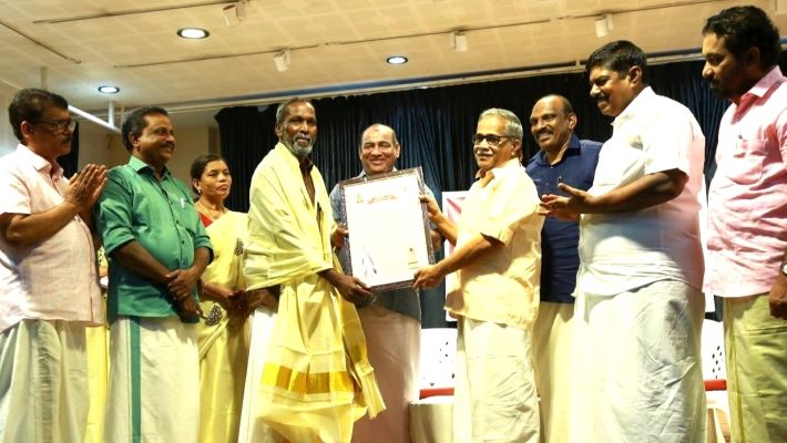 ശ്രീഗുരുവായൂരപ്പൻ ക്ഷേത്രകലാ പുരസ്കാരം പെരിങ്ങോട് ചന്ദ്രന് സമ്മാനിച്ചു
