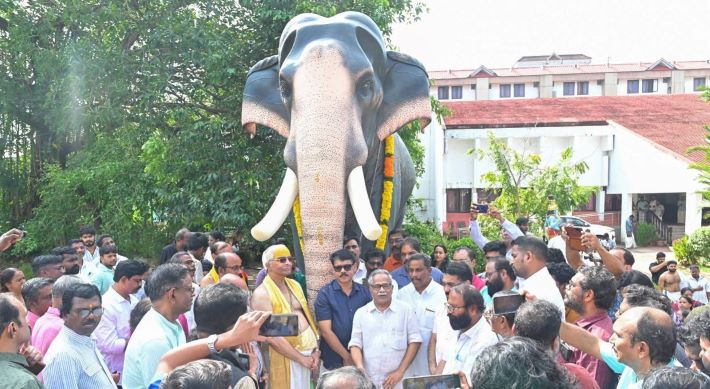 ഗജരാജൻ ഗുരുവായൂർ കേശവൻ്റെ പ്രതിമ സമർപ്പിച്ചു