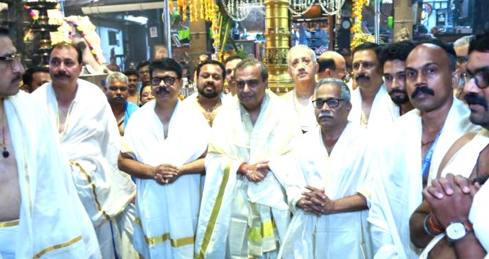 മുകേഷ് അംബാനി ഗുരുവായൂരിൽ; ആശുപത്രി നിർമ്മിക്കാൻ 15 കോടി കൈമാറി 