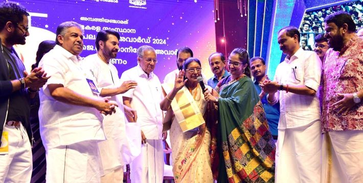 ജെ.സി ഡാനിയൽ പുരസ്‌ക്കാരം ശാരദയ്ക്ക് മുഖ്യമന്ത്രി സമ്മാനിച്ചു