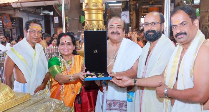 ഗുരുവായൂരിൽ കണ്ണന് കാണിക്കയായി സ്വർണ്ണ മാലകൾ