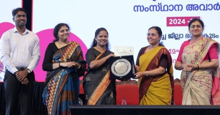 മികച്ച ജില്ലാ കളക്ടര്‍ക്കുള്ള പുരസ്‌ക്കാരം ഡി.ആര്‍.മേഘശ്രീ ഏറ്റുവാങ്ങി 