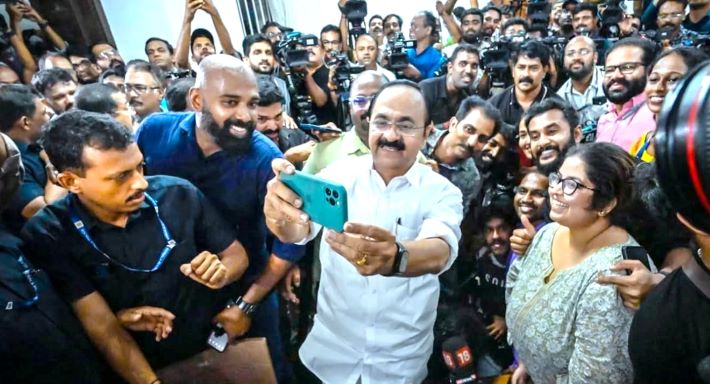 മന്ത്രിമാരെ പ്രഖ്യാപിച്ച്, മാധ്യമപ്രവർത്തകർക്കൊപ്പം സെൽഫിയെടുത്ത് നിയുക്ത മുഖ്യമന്ത്രി